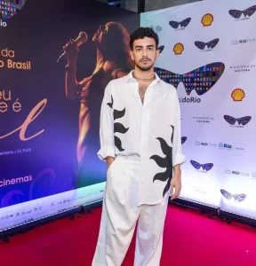 Após experiÃªncias com séries e peças, ator Pedro Meirelles estreia nas telonas em "Meu Nome Ã Gal"