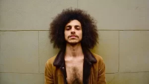 Exclusivo: ator Barroso Eus compartilha momento precioso da carreira ao interpretar Jards Macalé no filme 'Meu Nome é Gal'