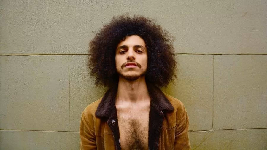 Exclusivo: ator Barroso Eus compartilha momento precioso da carreira ao interpretar Jards Macalé no filme 'Meu Nome é Gal'