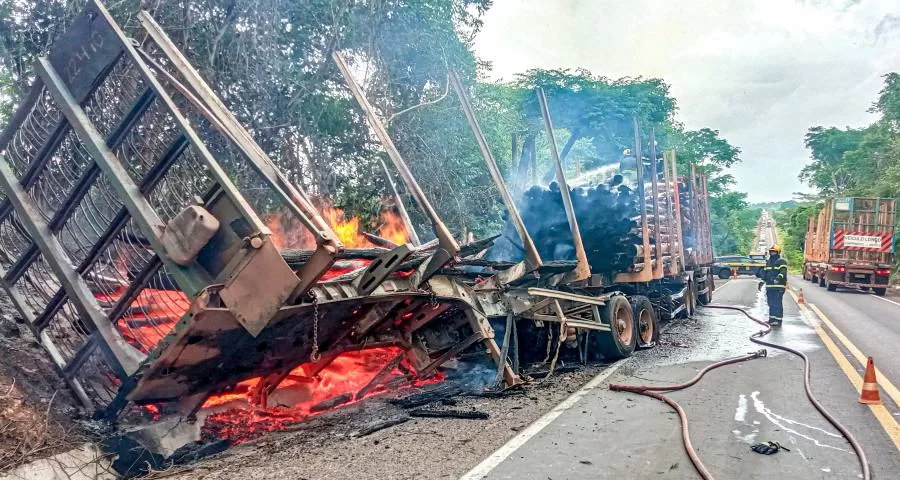 Na BR-153, bombeiros militares combatem chamas em carreta com eucalipto