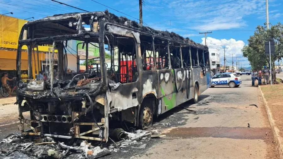 Vídeo mostra ônibus do transporte coletivo de Palmas tomado por incÃªndio