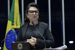 KÃÂ¡tia diz que sua postura ÃÂ© independente e que votarÃÂ¡ "nulo" no domingo