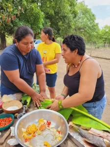 Chef Ruth Almeida leva oficinas de gastronomia e roda de conversa para mulheres indígenas Javaé, na Ilha do Bananal