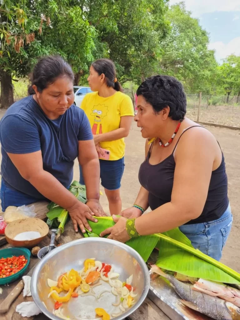 Chef Ruth Almeida leva oficinas de gastronomia e roda de conversa para mulheres indígenas Javaé, na Ilha do Bananal