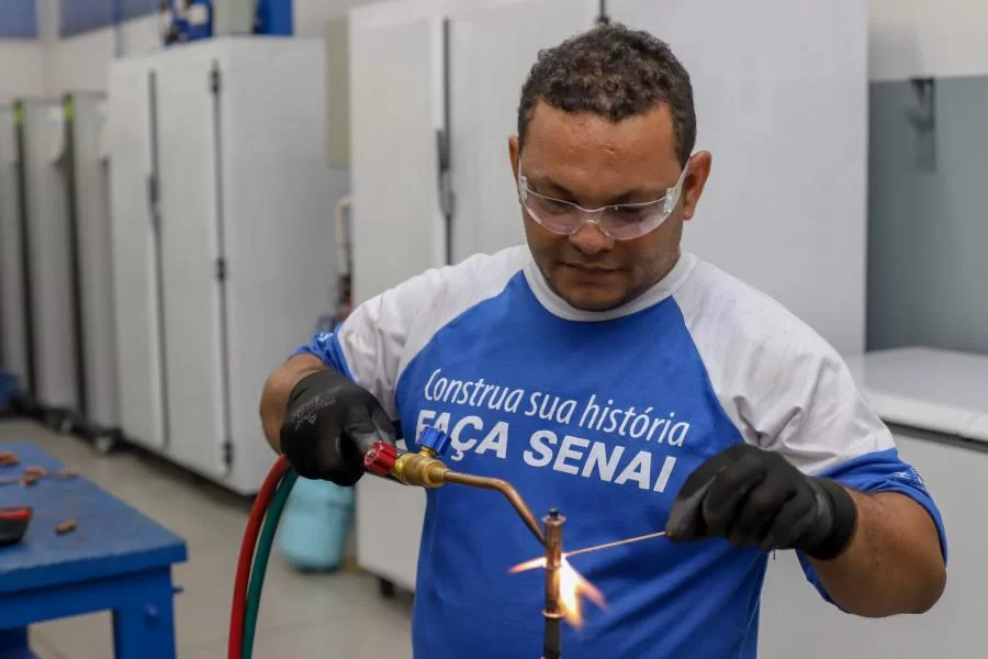 Isenção de taxa de matrícula dos cursos técnicos do SENAI seguem até 10/12; bolsas de estudos chegam a 780