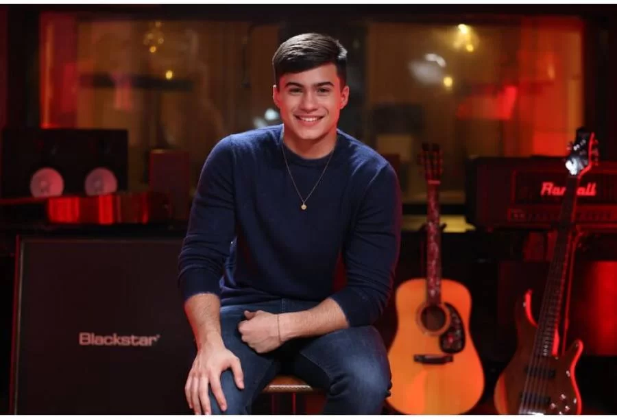 Apadrinhado por Zezé di Camargo, artista fala sobre sonho realizado na música "fiquei feliz demais"