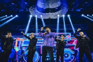 Alexandre Pires leva o "Baile do Nego Véio 2" para alto mar e convida Lulu Santos, Claudia Leitte, Alcione, Zeca Pagodinho e muito mais rumo ao Sol