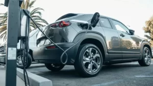 Governo assina medida que isenta carros elétricos do IPVA