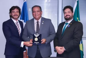 Senador Eduardo Gomes recebe medalha de 40 anos da ANAP