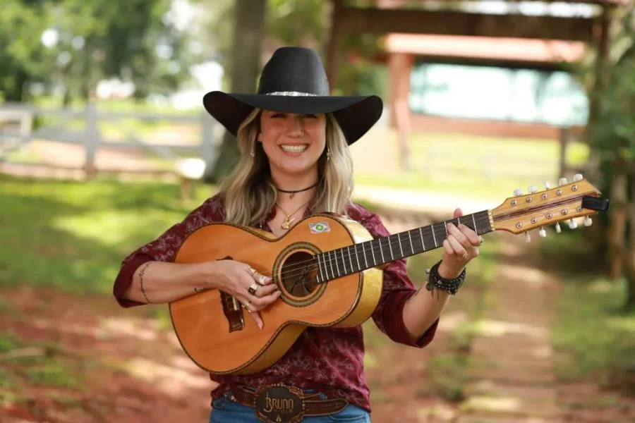 Bruna Viola lança nesta sexta-feira, 01, sertanejo 'Amor Simprão' com participação de Paula Fernandes