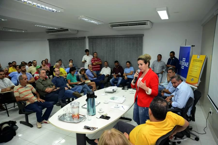 Prefeita se reÃÂºne com comerciantes da Avenida Tocantins e anuncia melhorias para o local