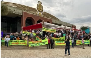 Servidores realizam protesto, cobrando novo texto com base no subteto dos desembargadores