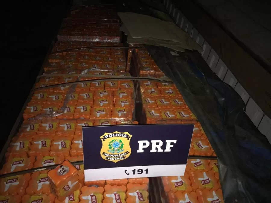 PRF apreende caminhÃÂ£o com mais de 68 mil latas de cerveja sem nota fiscal em GuaraÃÂ­
