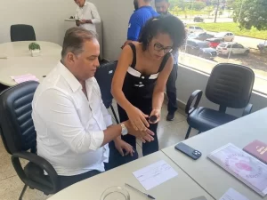 Senador Eduardo Gomes tira novo modelo de identidade, em Palmas
