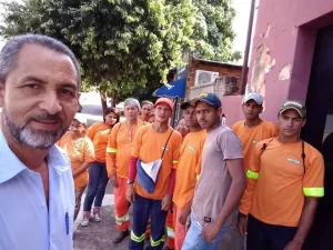 Funcionarios da limpeza paralizam servicos mais uma vez  por falta de pagamento