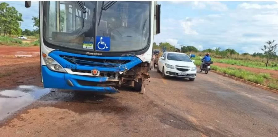 Acidente entre ônibus coletivo e carro de passeio deixa vítima fatal em Palmas