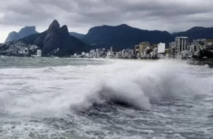 Geral Com previsão de ressaca, Rio pode ter ondas de até 3 metros de altura, diz Marinha do Brasil