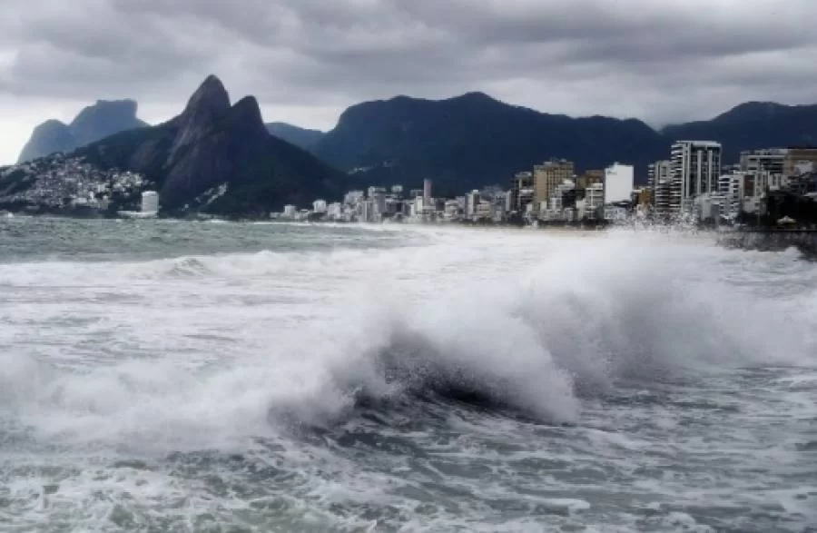 Geral Com previsão de ressaca, Rio pode ter ondas de até 3 metros de altura, diz Marinha do Brasil