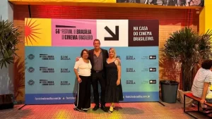 No Palco do 56Â° Festival de Brasília do Cinema Brasileiro, o ator e cineasta, Roberto Rowntree destaca o ensino e aprendizado como ferramentas de inclusão social.