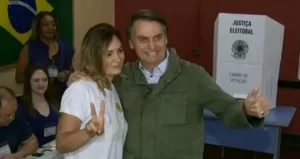 Bolsonaro vota no Rio sob forte seguranÃÂ§a e com correria em zona eleitoral