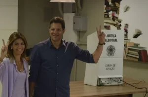 Haddad vota em escola de SÃÂ£o Paulo e aguardarÃÂ¡ resultado em um hotel da cidade