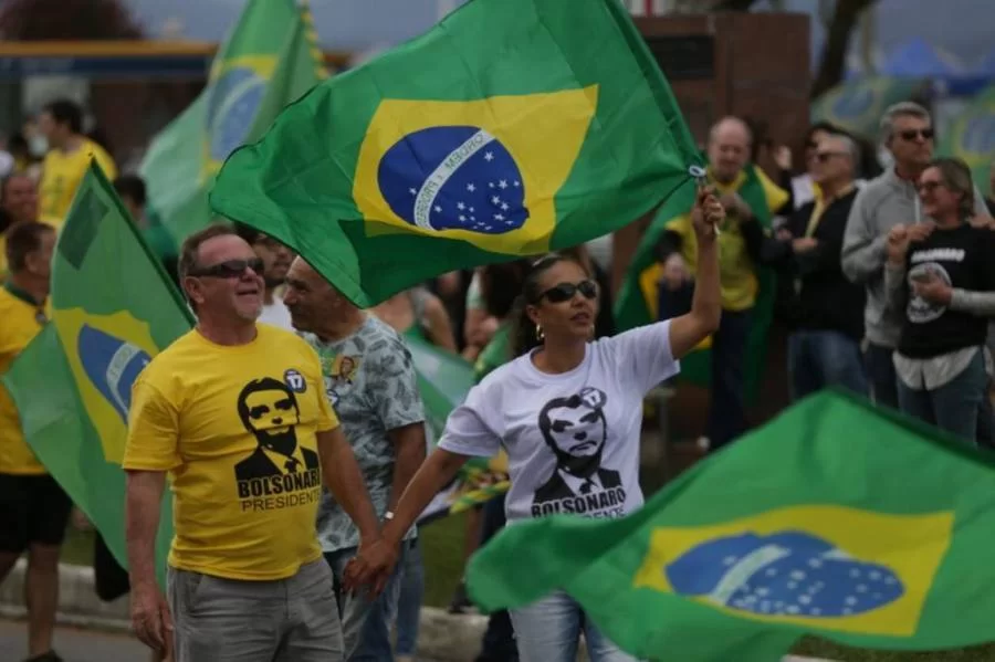 Apoiadores de Bolsonaro acompanham apuraÃÂ§ÃÂ£o em vÃÂ¡rios locais da Capital