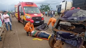 Ao ultrapassar, motorista bate de frente com caminhão em ponte que liga Palmas e Luzimangues