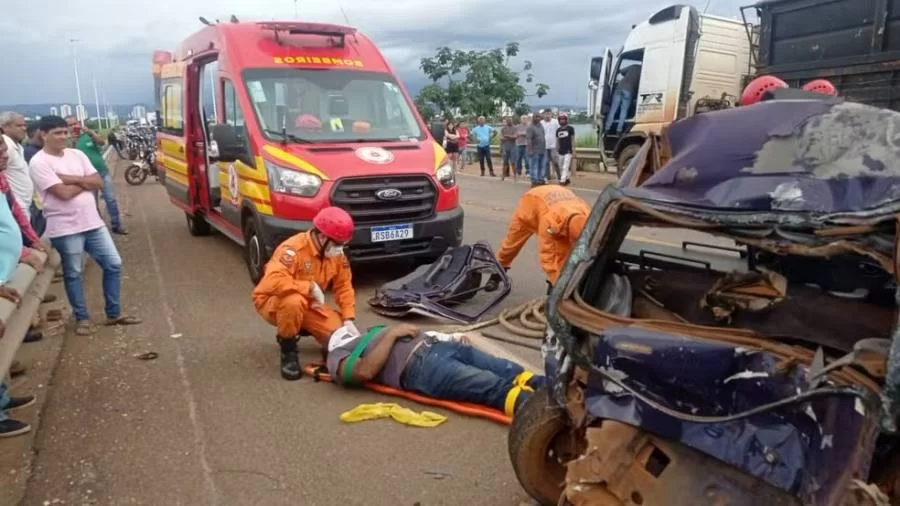 Ao ultrapassar, motorista bate de frente com caminhão em ponte que liga Palmas e Luzimangues