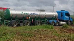 Caminhão-tanque derrama ácido sulfúrico em Araguaína e Corpo de Bombeiros é acionado