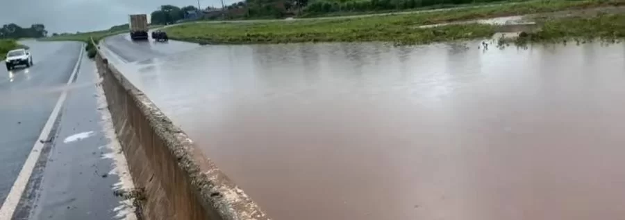 Caminhoneiros arriscam passagem em trecho alagado próximo a AABB de Colinas do Tocantins