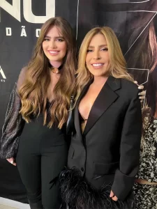 Manu Bahtidão e Júllia ZimmÃªr improvisam feat de "Quem Perde Ã Quem Trai"