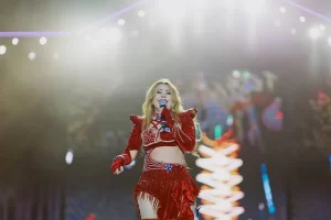 Joelma canta o hit Voando Pro Pará no palco do CarnaUOL 2024