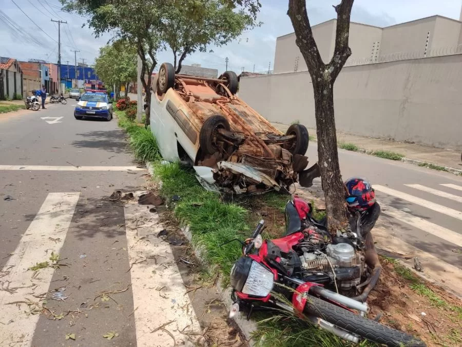 Grave acidente entre carro e moto deixa duas pessoas feridas, em Araguaína