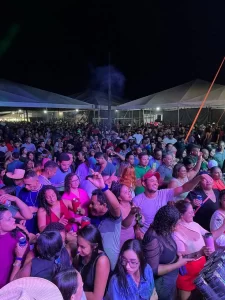 Mesmo em meio a temporal Ipueiras recebe fenômeno do forró brasileiro e reúne mais que o triplo de habitantes do município