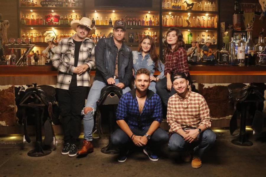 Enrico, filho de Chitãozinho, lança clipe romÃ¢ntico com a atriz Ana Zimmerman