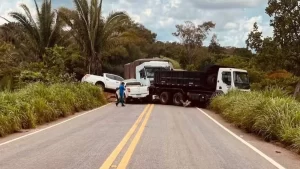 Engavetamento com carros e caminhões mata funcionários que trabalhavam para fechar cratera em rodovia entre Miracema
