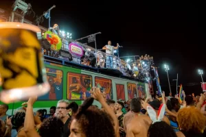 Timbalada arrasta multidão na "Pipocalada" na Barra-Ondina