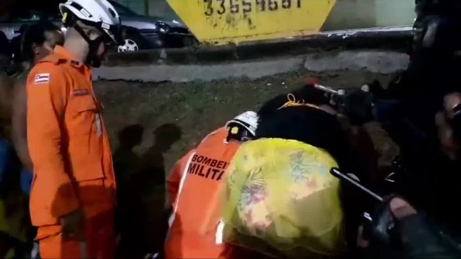 Mulher passa mal e desmaia, após ser assediada por ambulante durante folia em Salvador