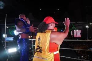 Trabalhadora ambulante viraliza após ser convidada a dançar "Perna Bamba" com Leo Santana