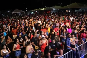 Mesmo debaixo de chuva, segunda noite de Carnaval reúne milhares em Porto Nacional