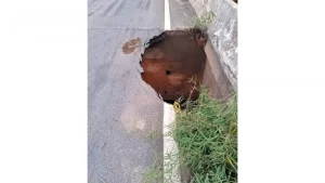 Buraco na TO-445 onde aconteceu grave acidente entre carros e caminhões abre pela segunda vez após chuvas