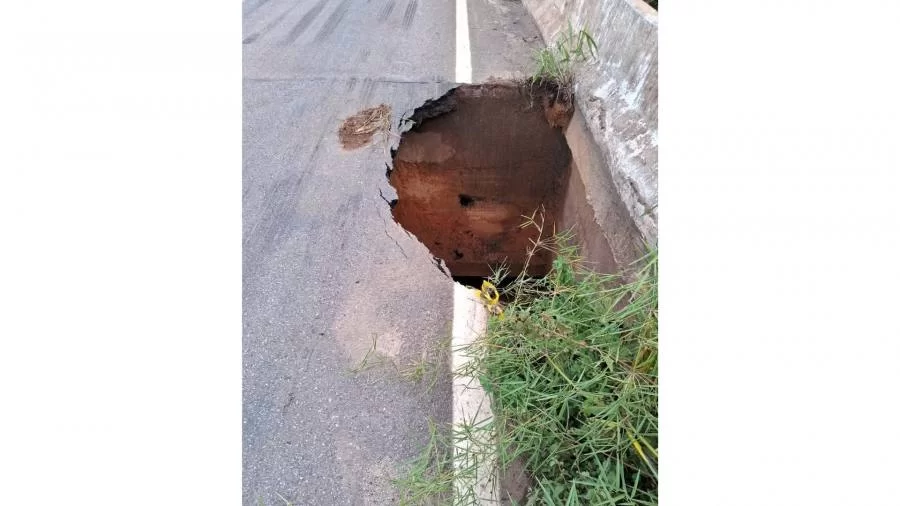 Buraco na TO-445 onde aconteceu grave acidente entre carros e caminhões abre pela segunda vez após chuvas