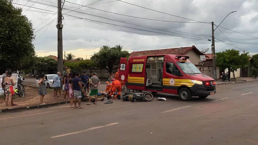 Carro de passeio bate em traseira de moto e deixa duas pessoas feridas, em Colinas do Tocantins