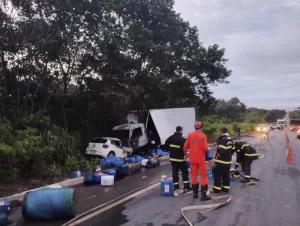 Uma pessoa morre e outra fica ferida após carro bater de frente com caminhão e pegar fogo em Colinas do Tocantins