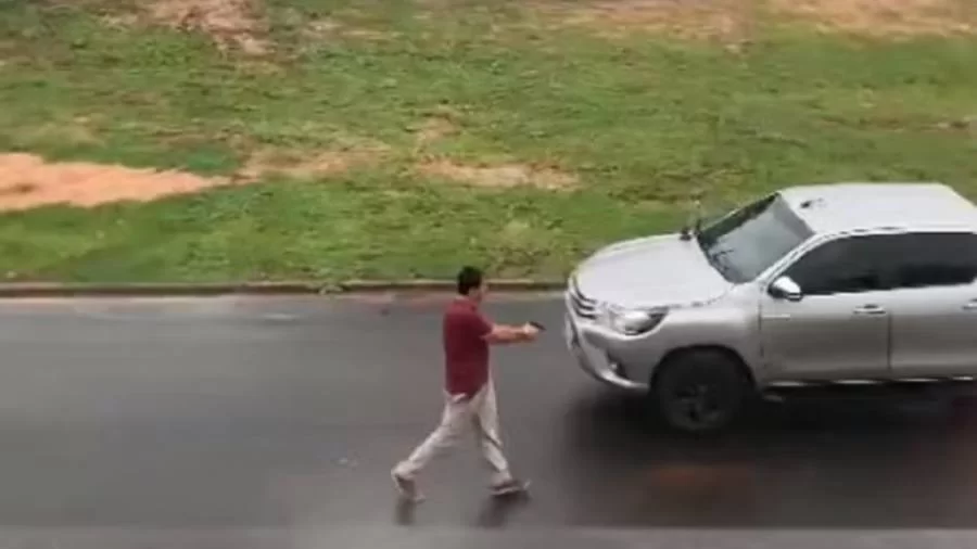 Policial civil do DF é flagrado atirando contra motorista de caminhonete em condomínio de luxo, em Araguaína