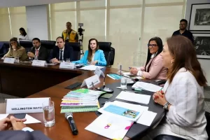 Ao lado da primeira-dama do TO, Dorinha conhece programas sociais de Goiás apresentado por Gracinha Caiado