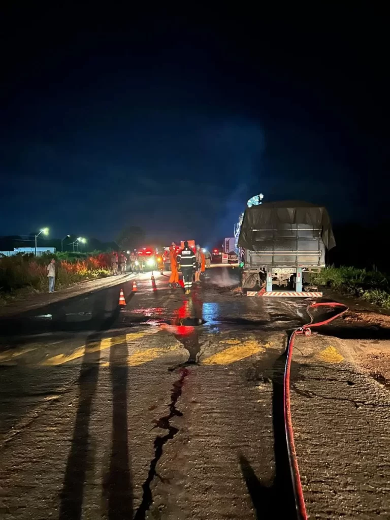 IncÃªndio em carreta na BR 153 em Araguaína/TO