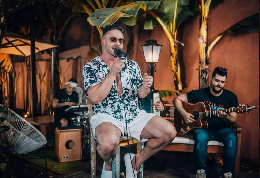 Alex Stella homenageia esposa em projeto acústico
