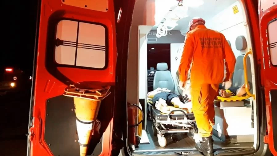 Micro-ônibus da banda Flaguim Moral sofre acidente, em Araguaína; seis pessoas ficam feridas