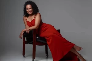 Após novela "Travessia" Aline Menezes comemora representatividade com personagens da área da saúde no cinema